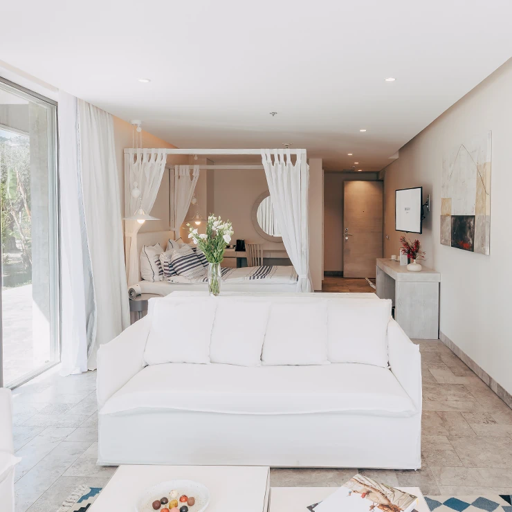 D Resort Göcek Junior Suite havuz bağlantısı; cibinlikli yatak ve havuz erişimi